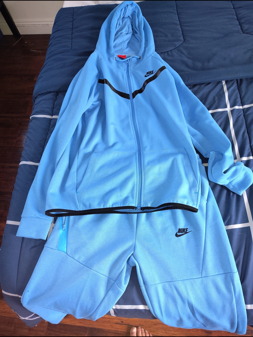 Sweat Suit Nike Light Blue Full-Zip Hoodie with Black Chevron Detail - Picture 3 of 3